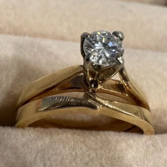 Elegant Gold Diamond Ring - Picture 2 of 14